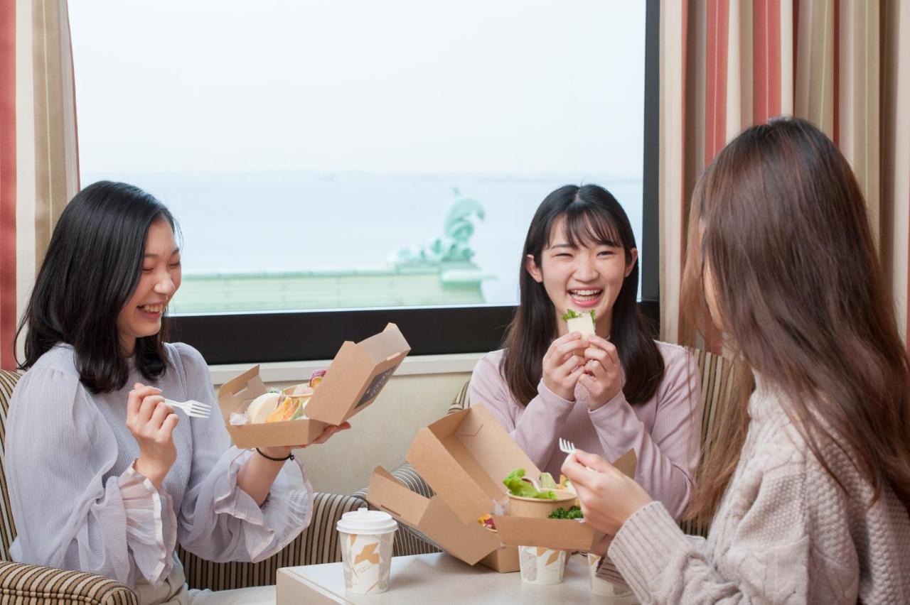 Hotel Okura Tokyo Bay Urayasu Exteriör bild Customers enjoying MOS Burger