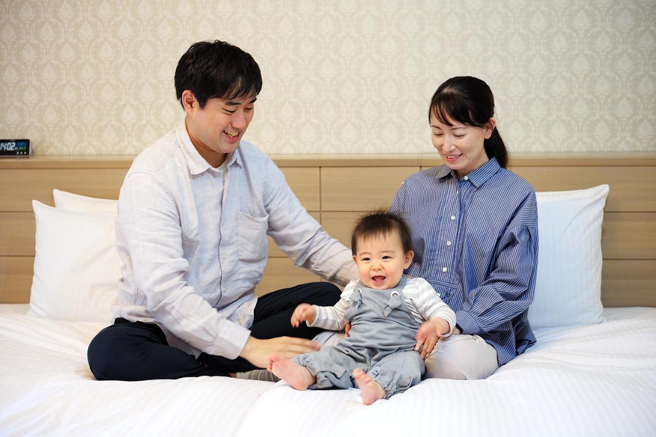 Hotel Okura Tokyo Bay Urayasu Exteriör bild A Japanese family