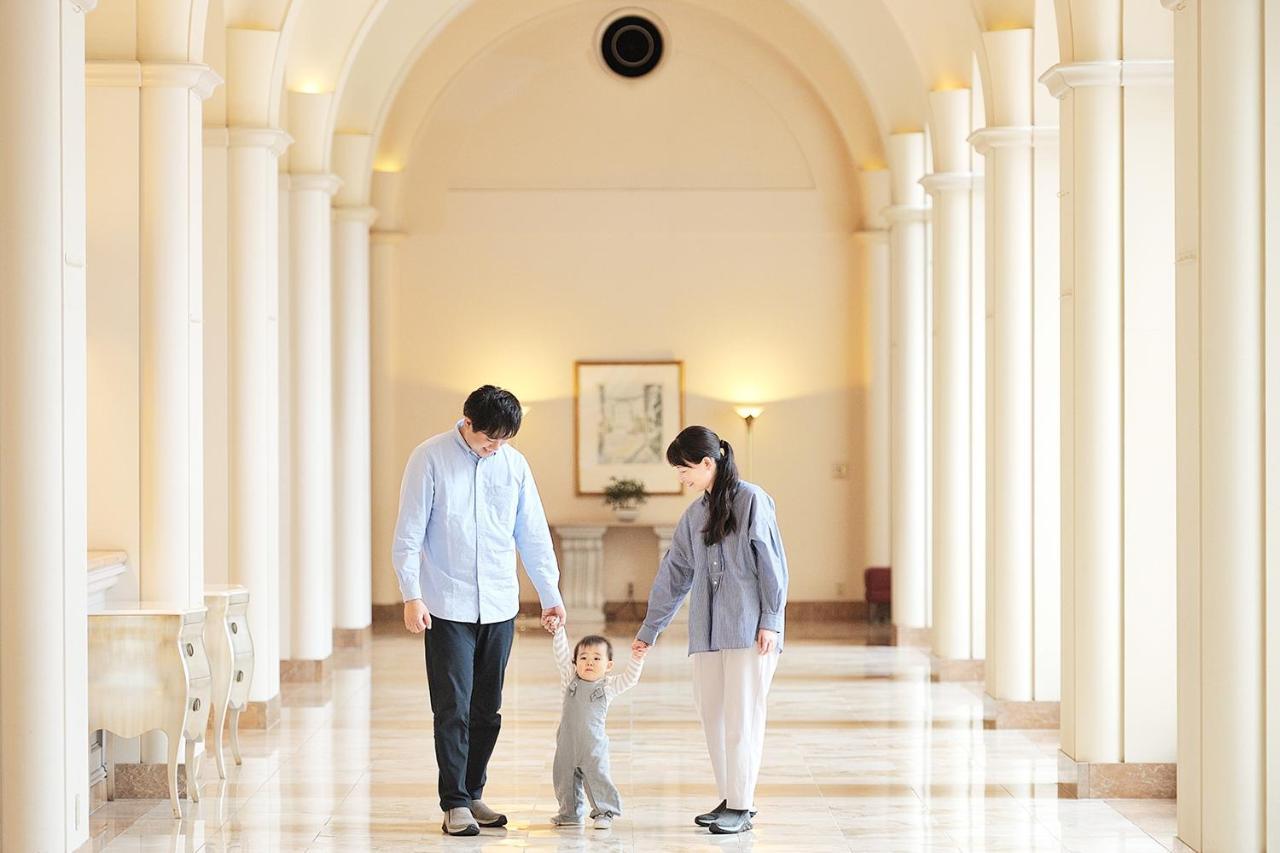 Hotel Okura Tokyo Bay Urayasu Exteriör bild A family at the Four Seasons Hotel