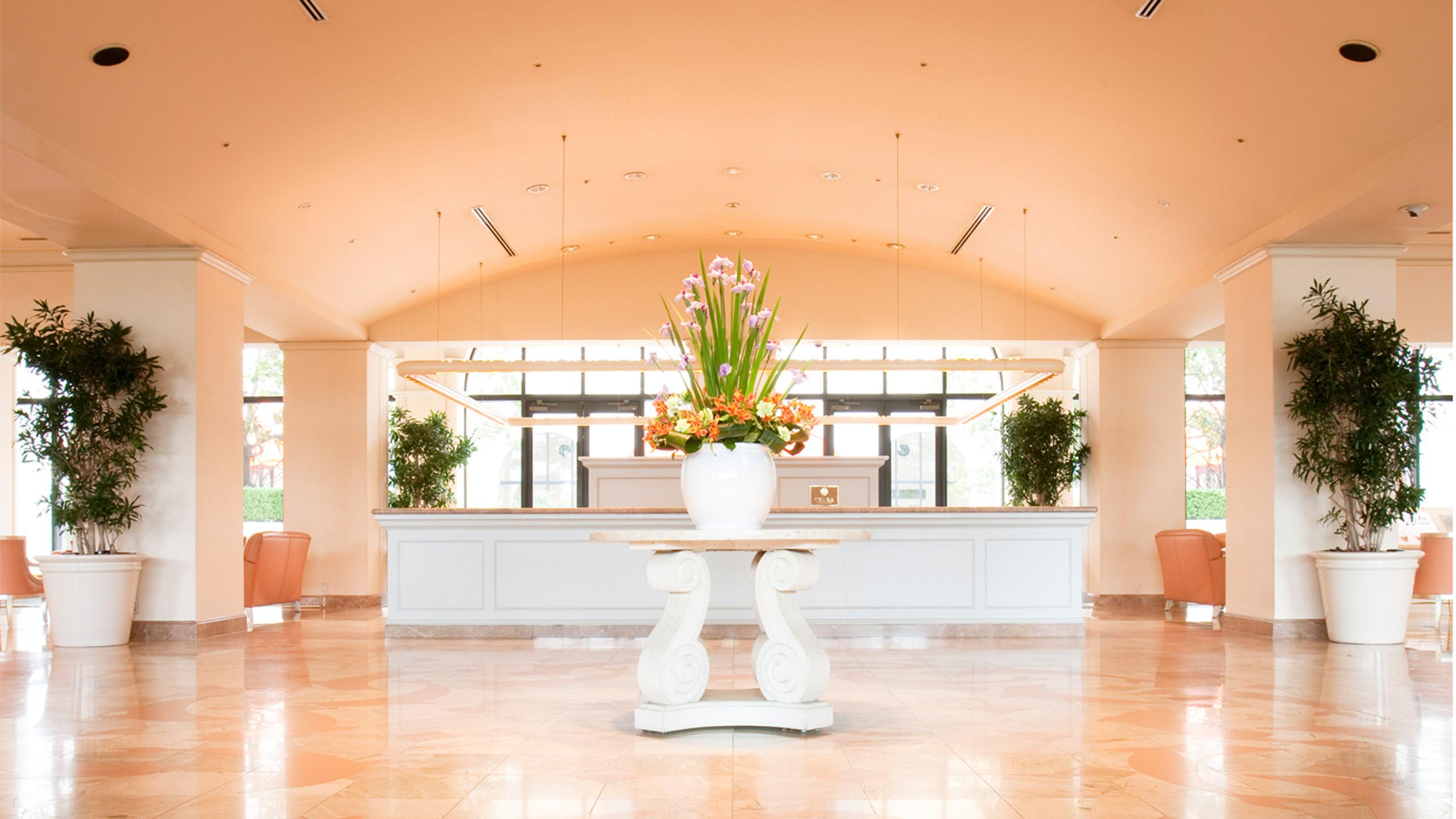 Hotel Okura Tokyo Bay Urayasu Exteriör bild The lobby of the Center for the Arts, Black Mountain
