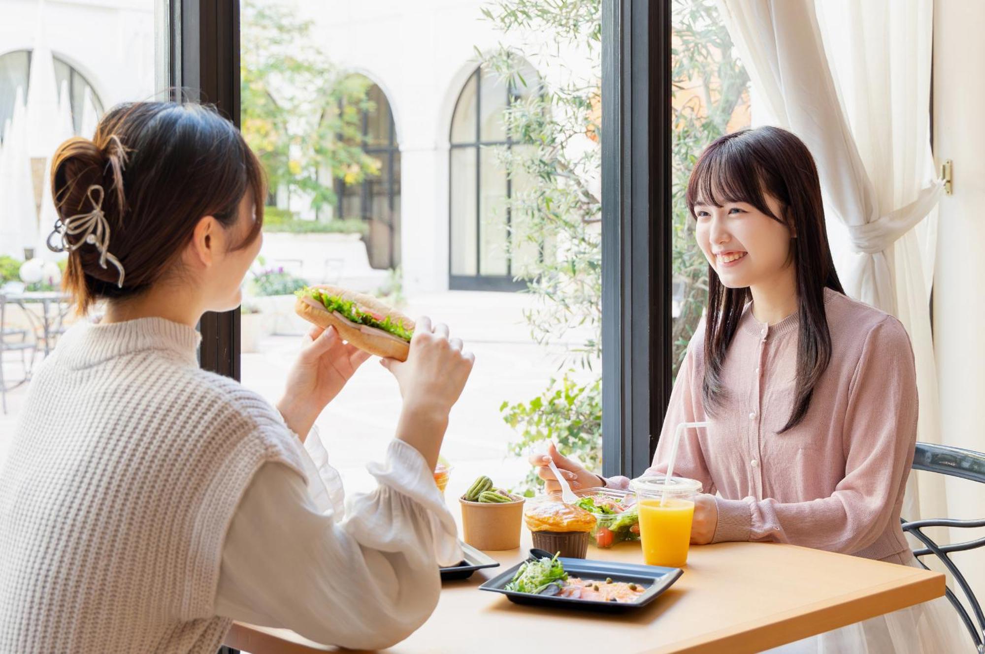 Hotel Okura Tokyo Bay Urayasu Exteriör bild Two women eating lunch