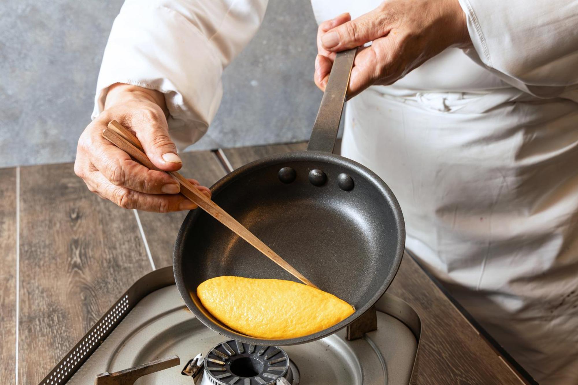 Hotel Okura Tokyo Bay Urayasu Exteriör bild A chef cooking an omelette
