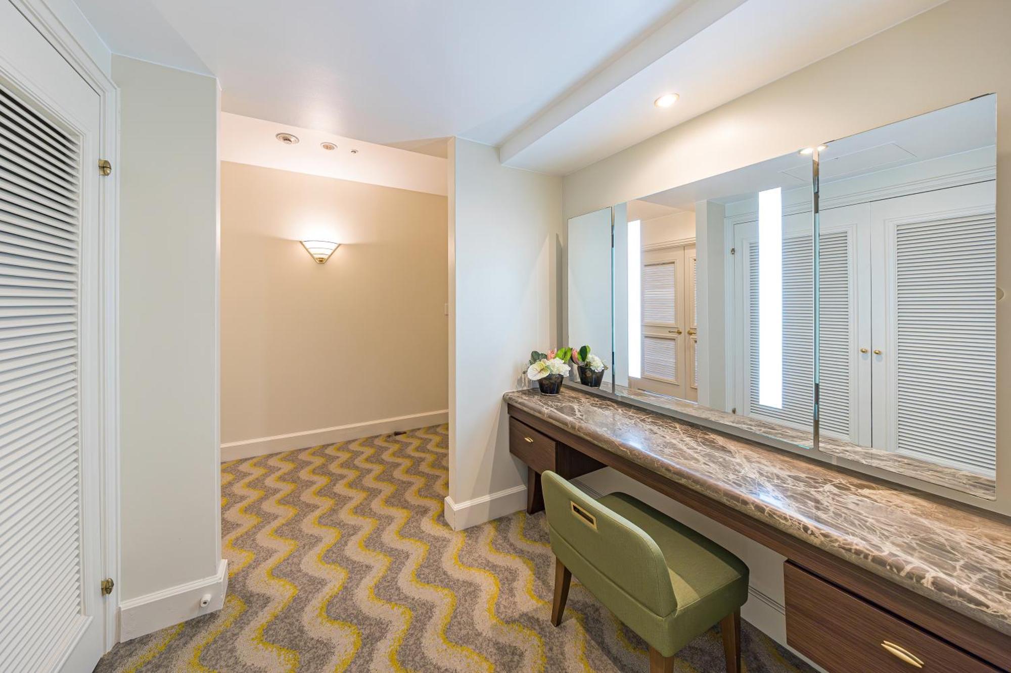 Hotel Okura Tokyo Bay Urayasu Exteriör bild Dressing room