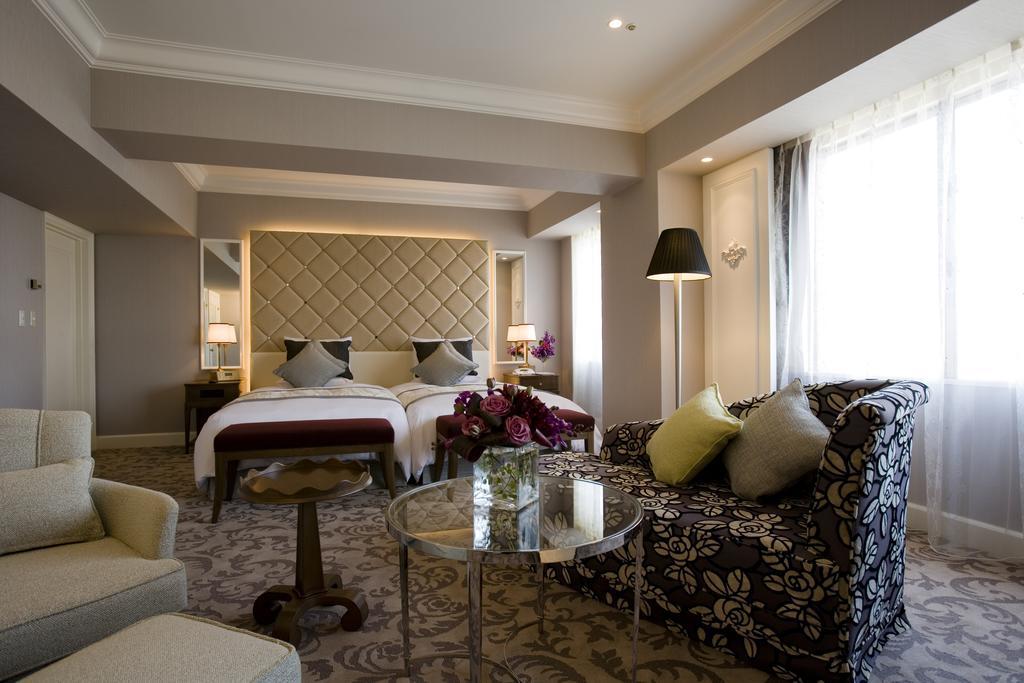 Hotel Okura Tokyo Bay Urayasu Rum bild A suite at the hotel