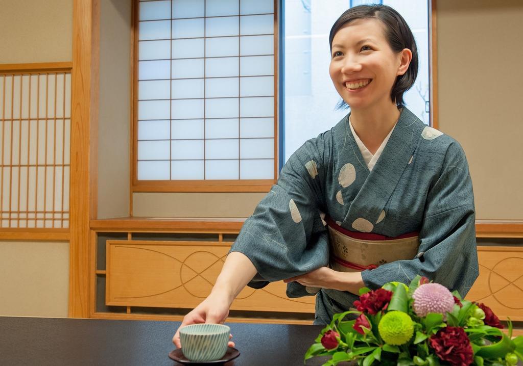 Hotel Okura Tokyo Bay Urayasu Exteriör bild A woman in a yukata serving tea