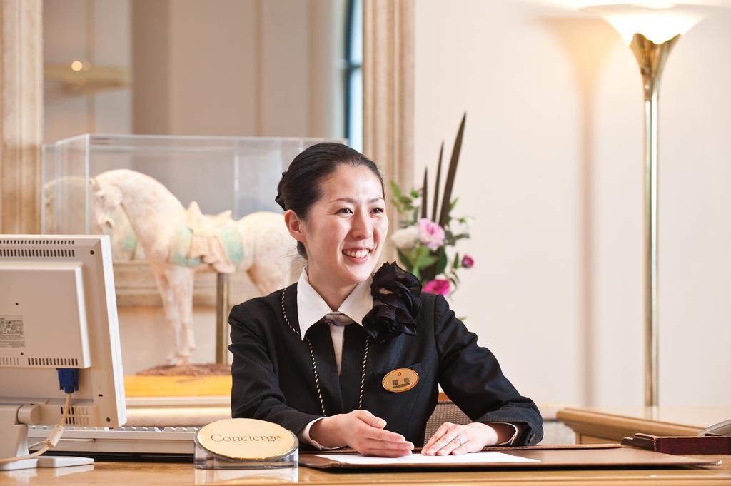 Hotel Okura Tokyo Bay Urayasu Exteriör bild A hotel concierge in Japan