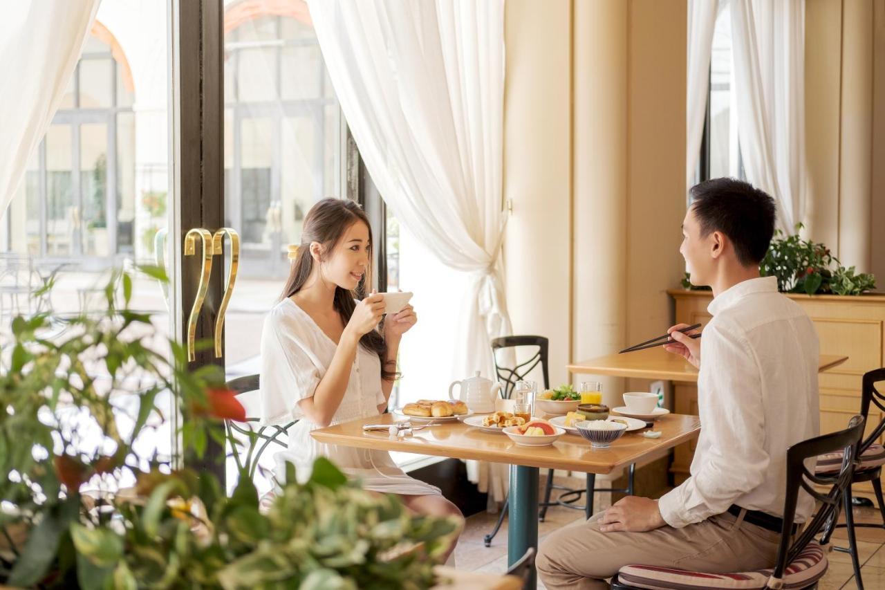 Hotel Okura Tokyo Bay Urayasu Exteriör bild A couple dining at a restaurant
