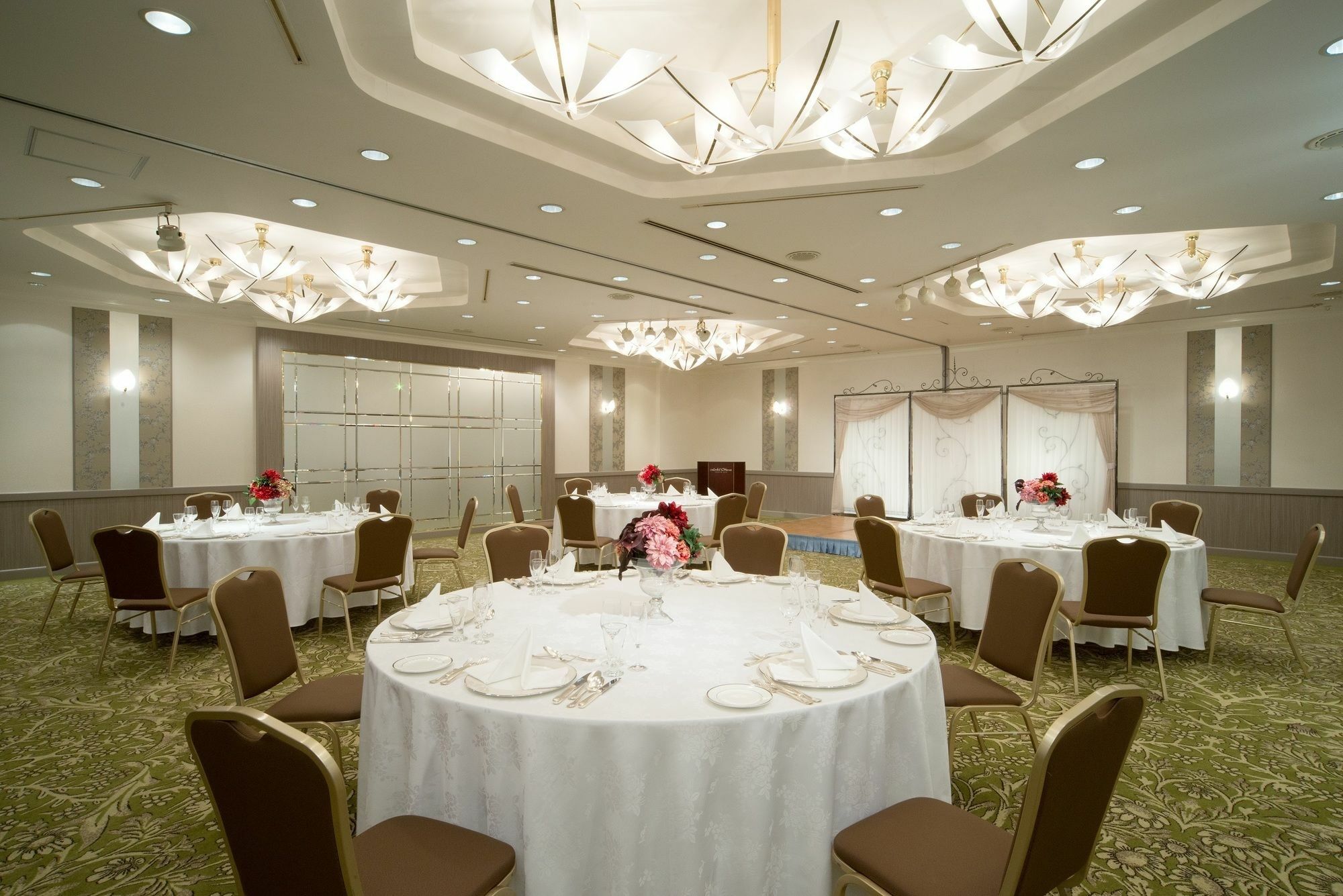Hotel Okura Tokyo Bay Urayasu Exteriör bild A banquet hall