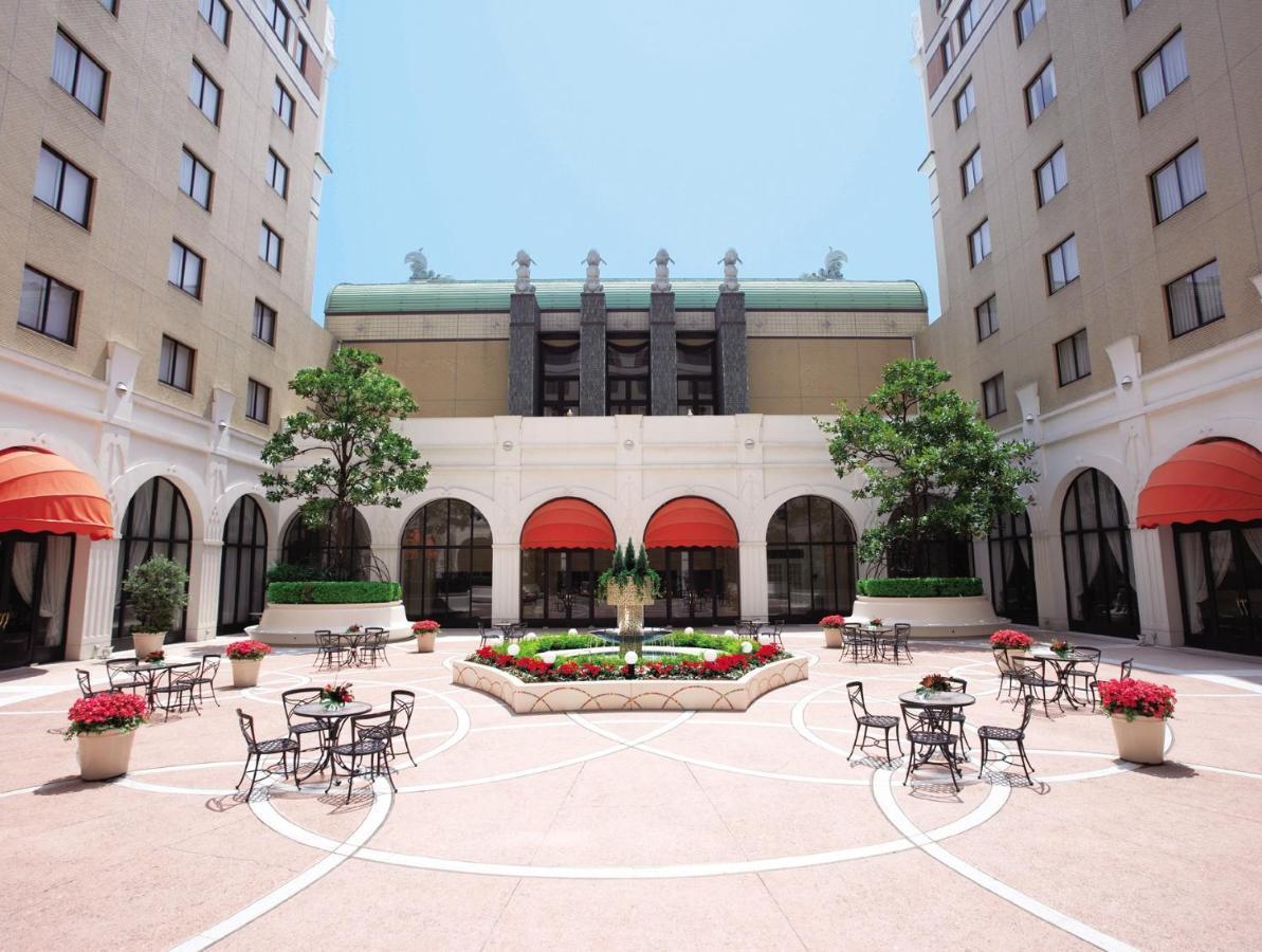 Hotel Okura Tokyo Bay Urayasu Exteriör bild The courtyard at the Renaissance Hotel